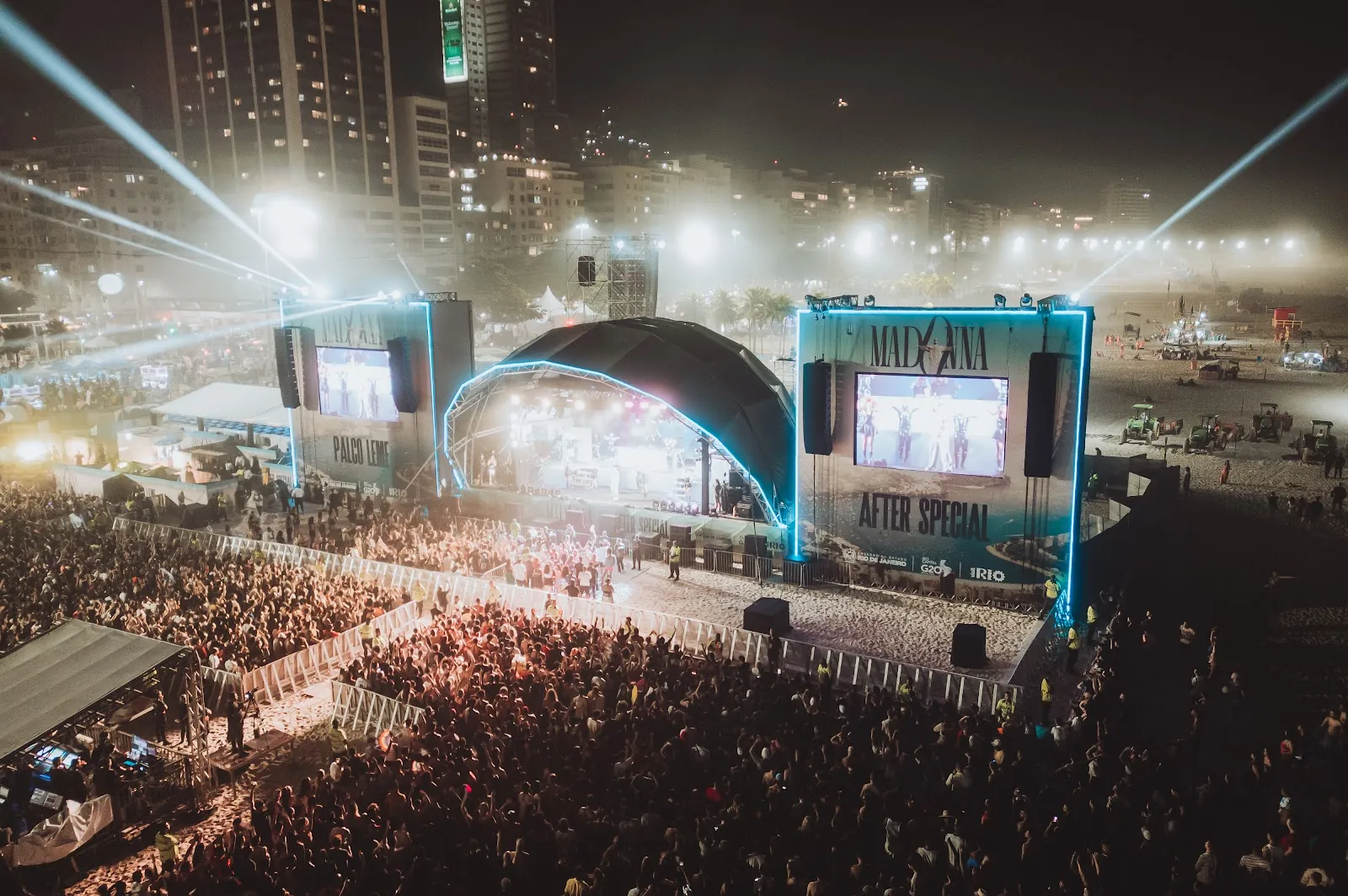 Madonna no Rio — Drone — palco gigante na praia