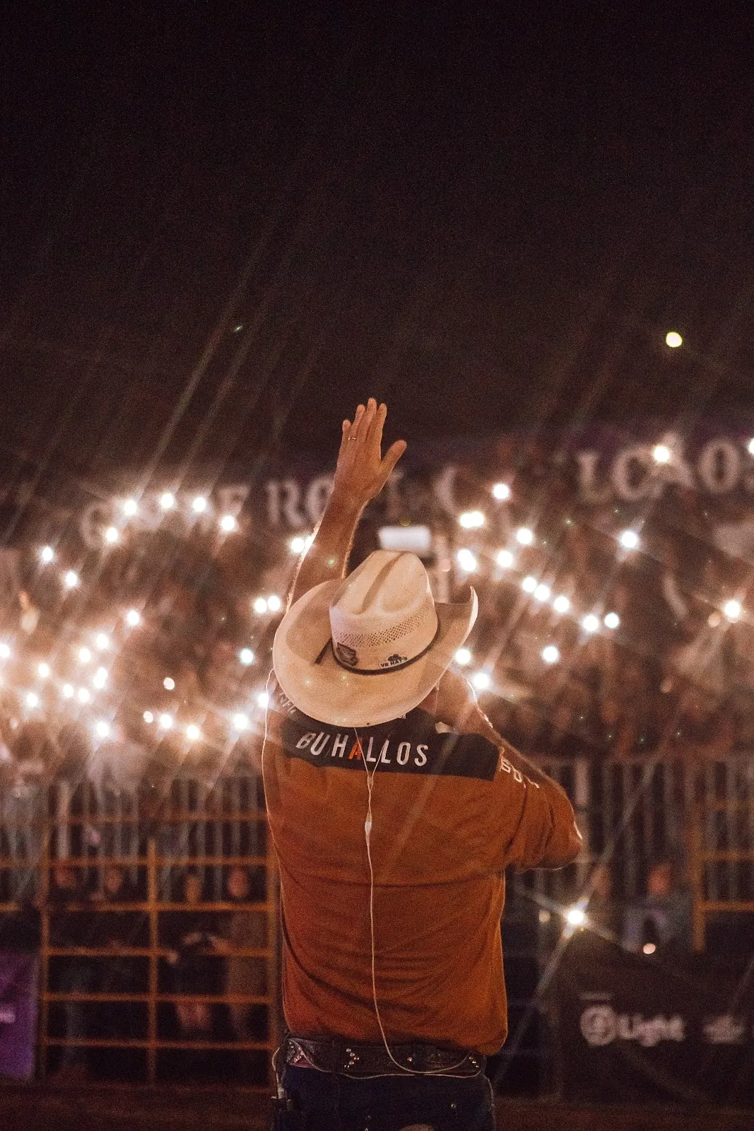 Paty Agro Show — Competidor diante da arena iluminada