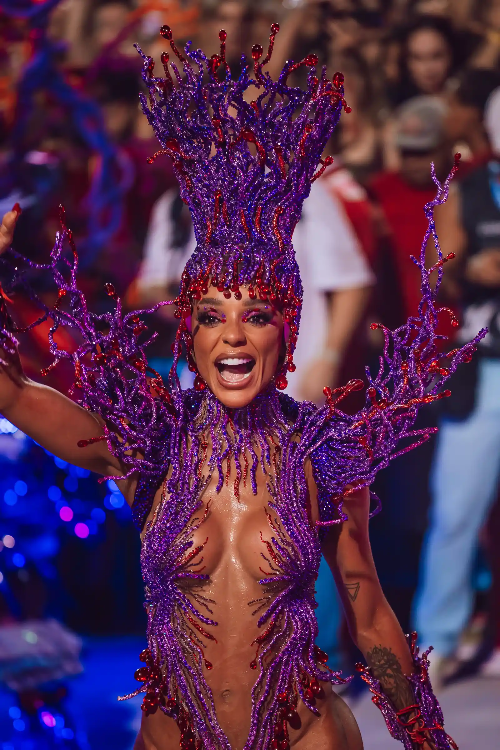 Camarote Favela — Folião sorrindo com os braços abertos no desfile