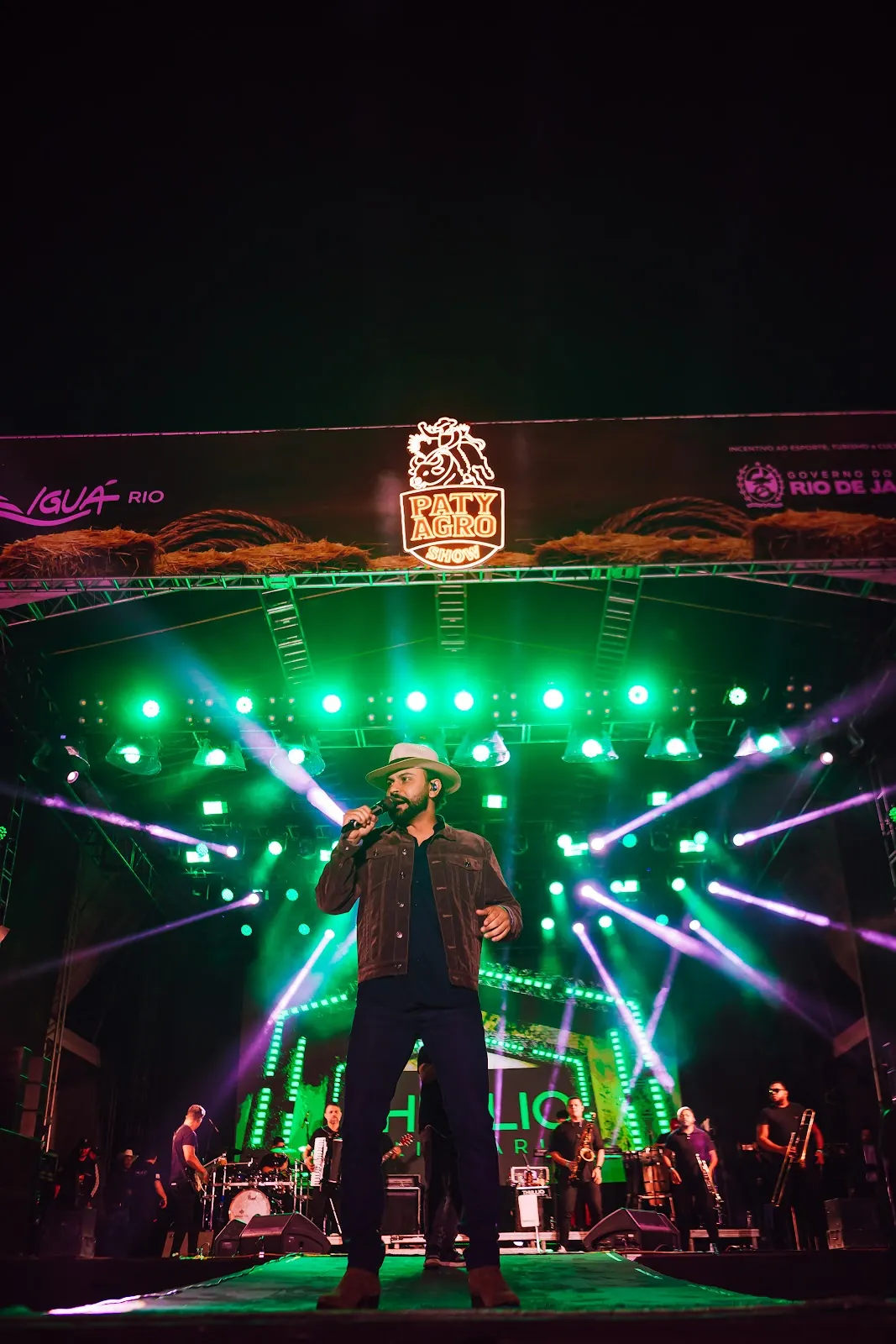 Paty Agro Show — Show no palco principal com iluminação verde