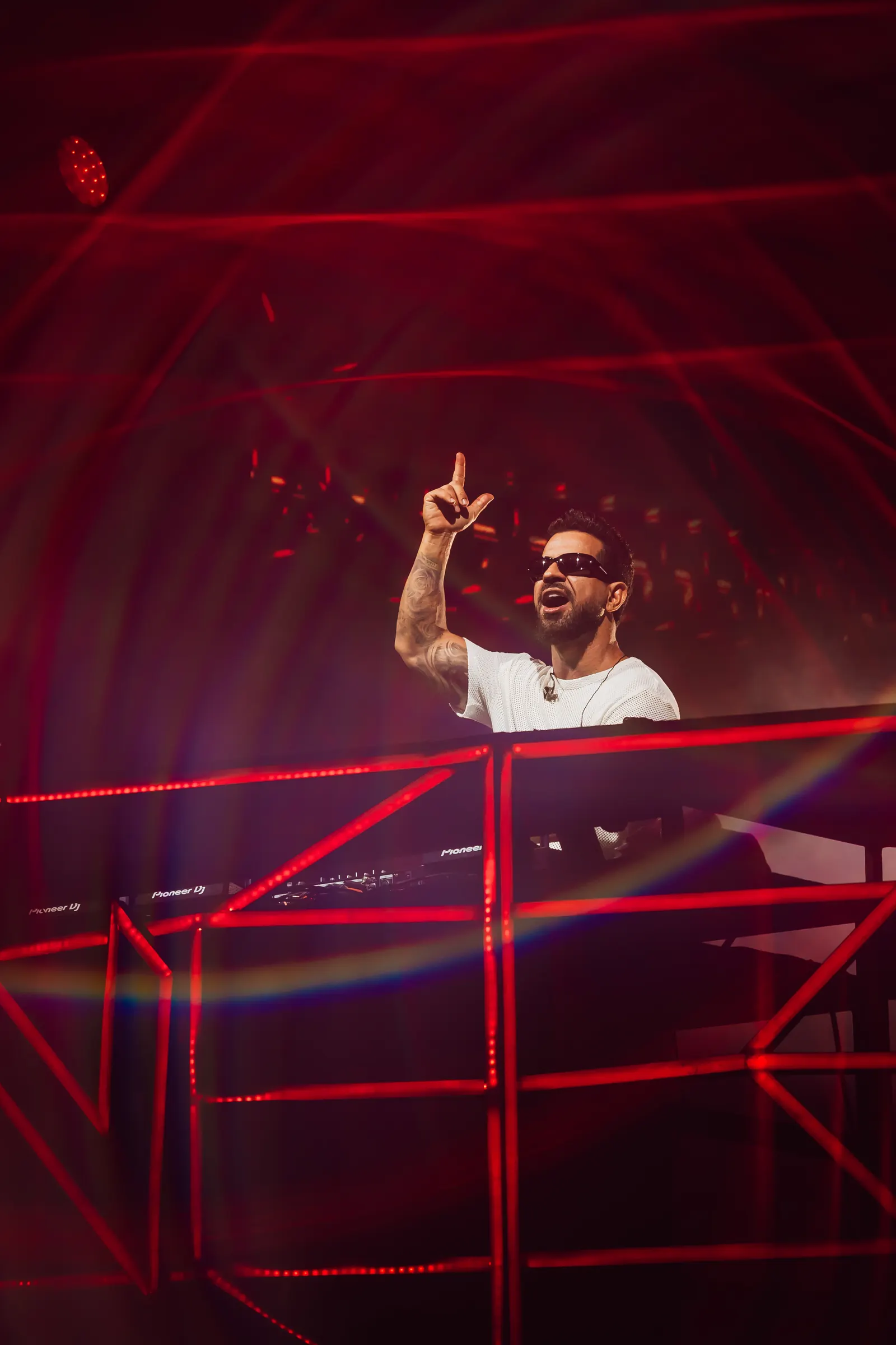 Festival de Verão Cabo Frio — DJ na cabine iluminada por feixes vermelhos