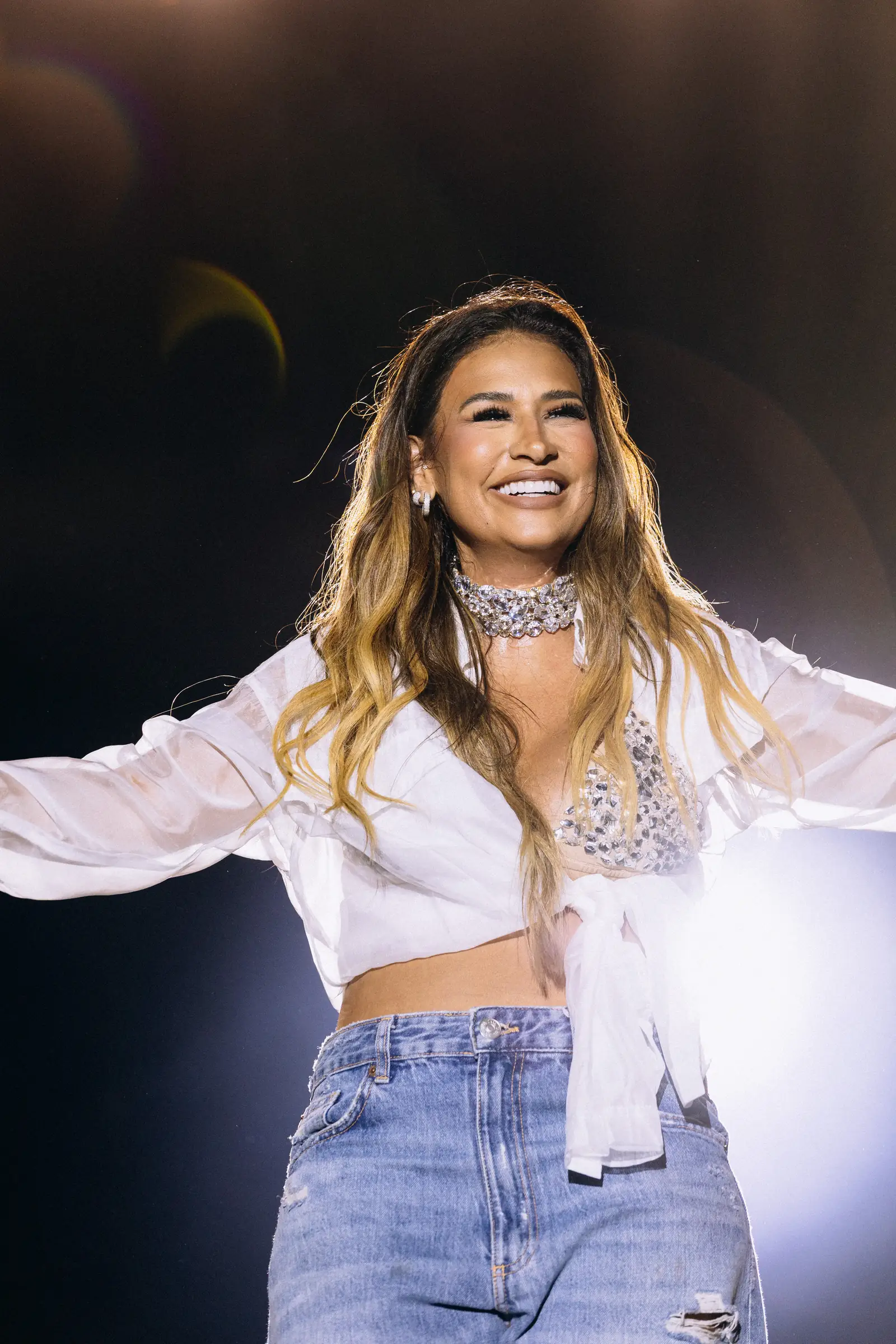Festival de Verão Cabo Frio — Cantora sorrindo durante apresentação no Festival de Verão