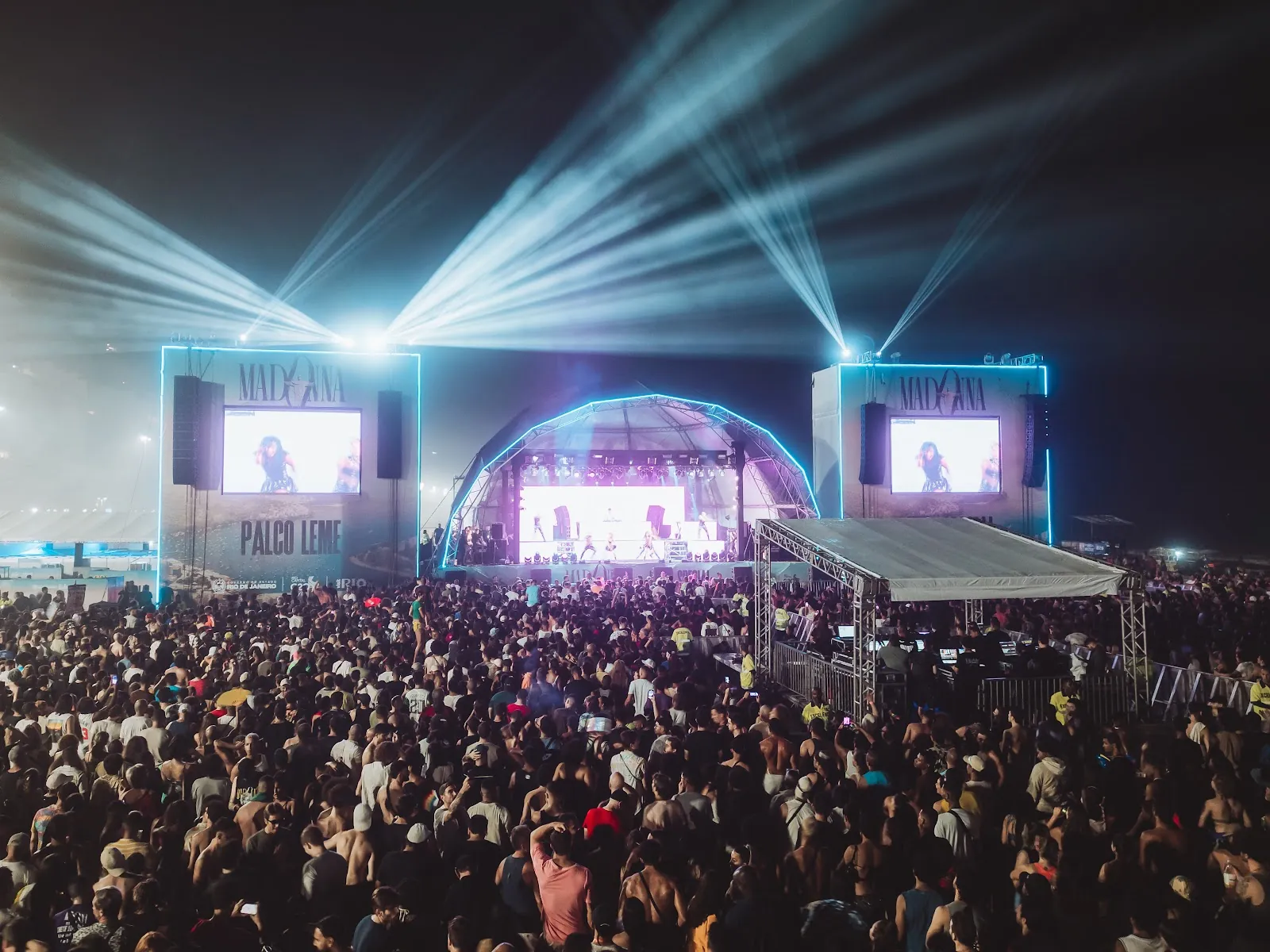 Madonna no Rio — Drone — palco e mar