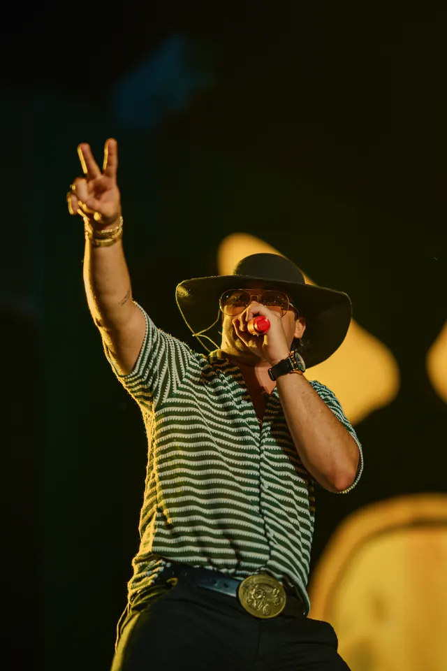 Festival de Verão Cabo Frio — Cantor de chapéu interagindo com a plateia