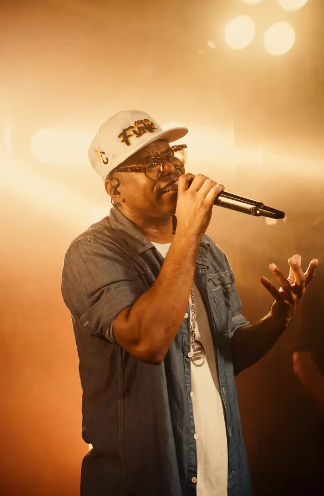 Camarote Favela — Cantor de chapéu durante apresentação ao vivo