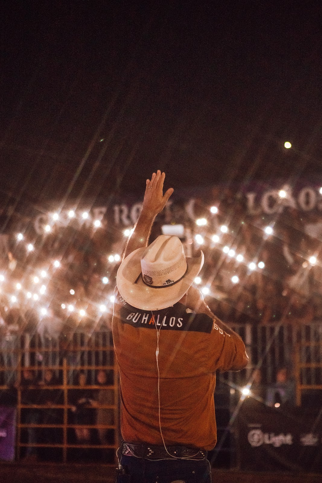 Paty Agro Show — Competidor diante da arena iluminada