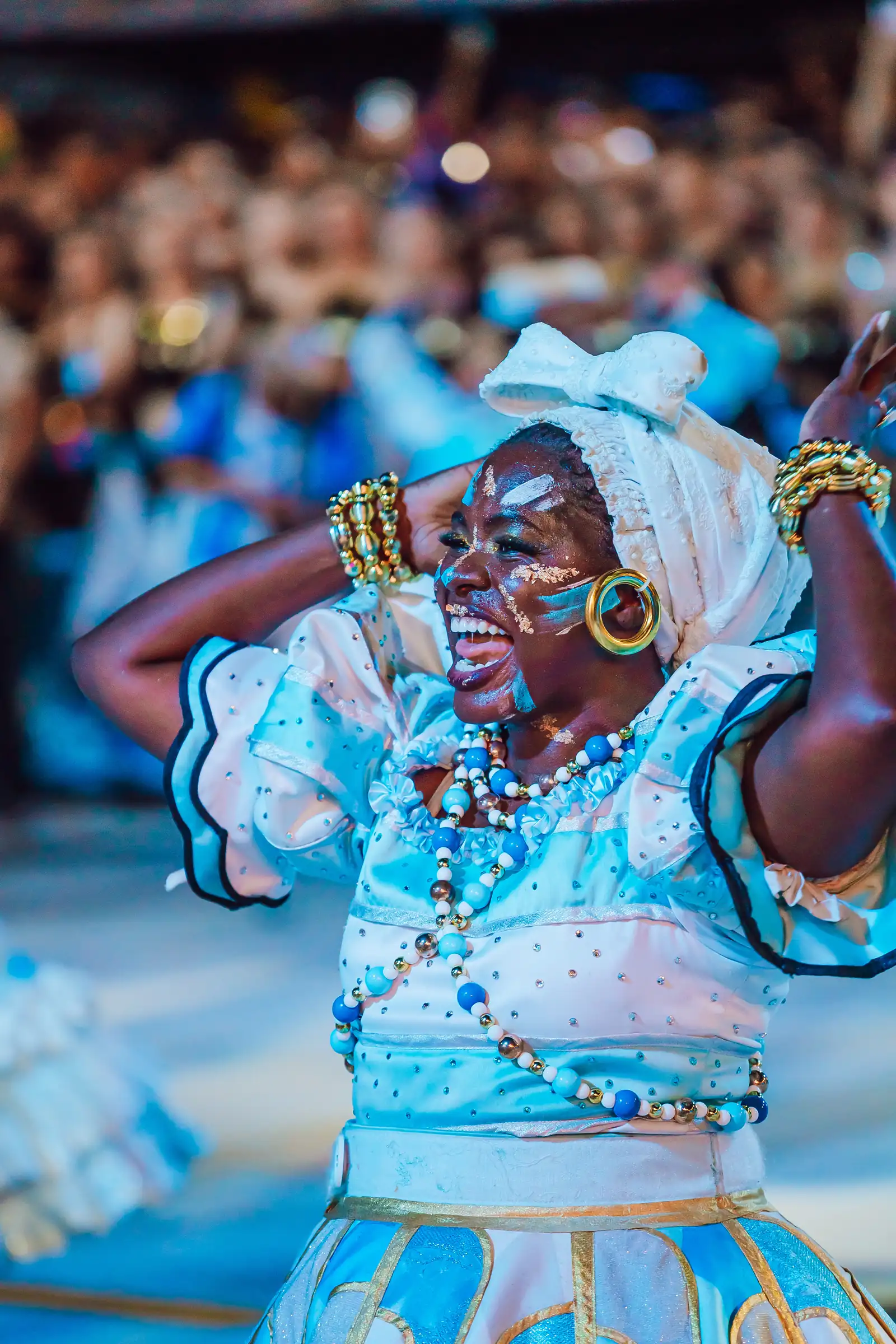 Camarote Favela — Integrante da escola de samba com fantasia azul no desfile